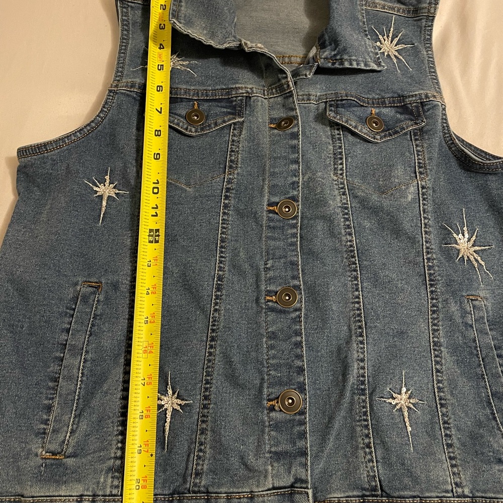 Baccini Light Wash Denim Top with Contrast Stitching Vintage - Picture 4 of 9